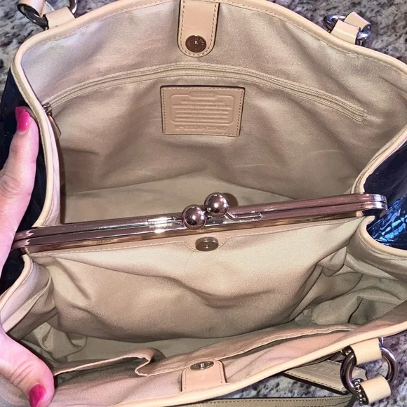Coach F25487 Gallery Tote Patent Leather Navy Beige Trim Shoulder Bag Excellent - Picture 14 of 14